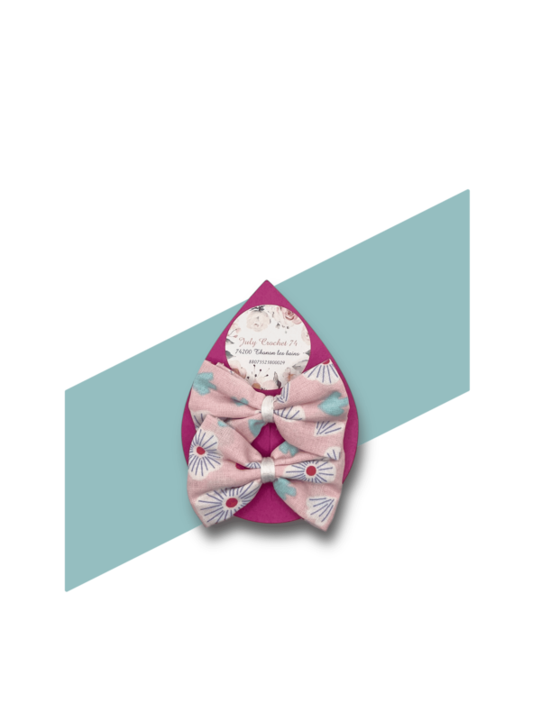 barrettes motif fleurs fond rose
